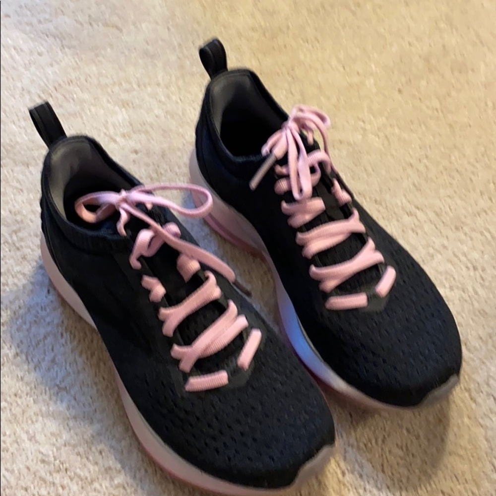 Women’s Brooks Tennis Shoe